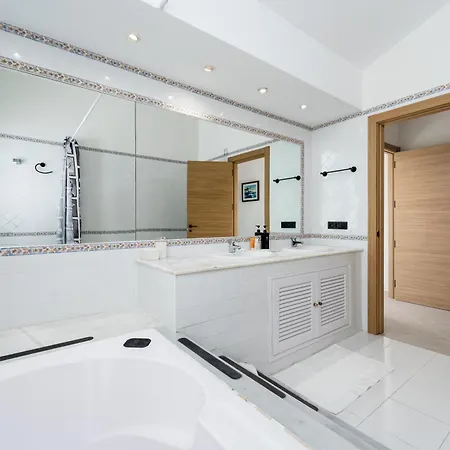 243-fully Renovated-puerto Banus Front Line Penthouse شقة